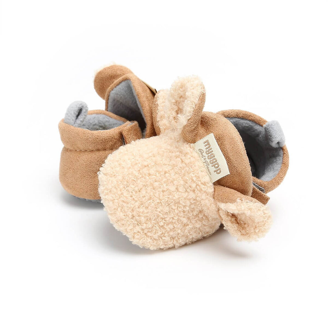 Myke og lette lammesko for baby, enkle å ta på, med sklisikker såle for trygg lek.