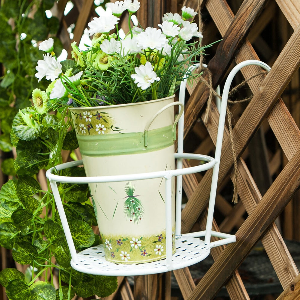 Allsidig hvitt plantestativ. Dekorativ blomsterholder for balkong, hage eller uteplass.