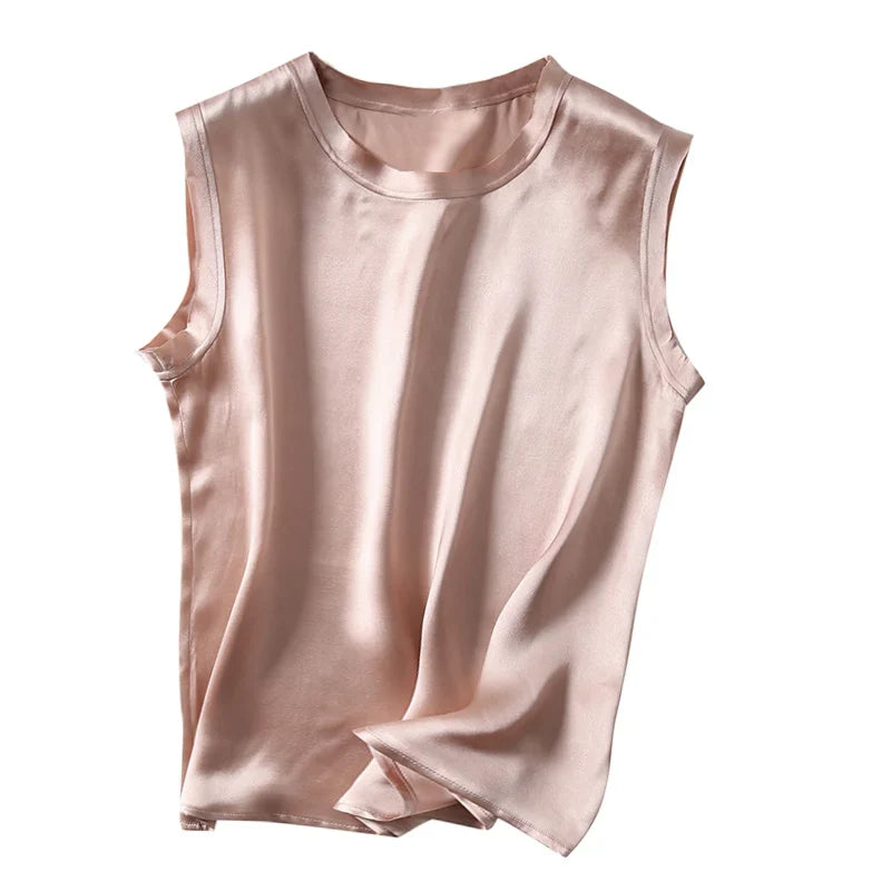 Allsidig dame singlet i ren silke, luksuriøs med satinfinish. En elegant topp for enhver anledning.