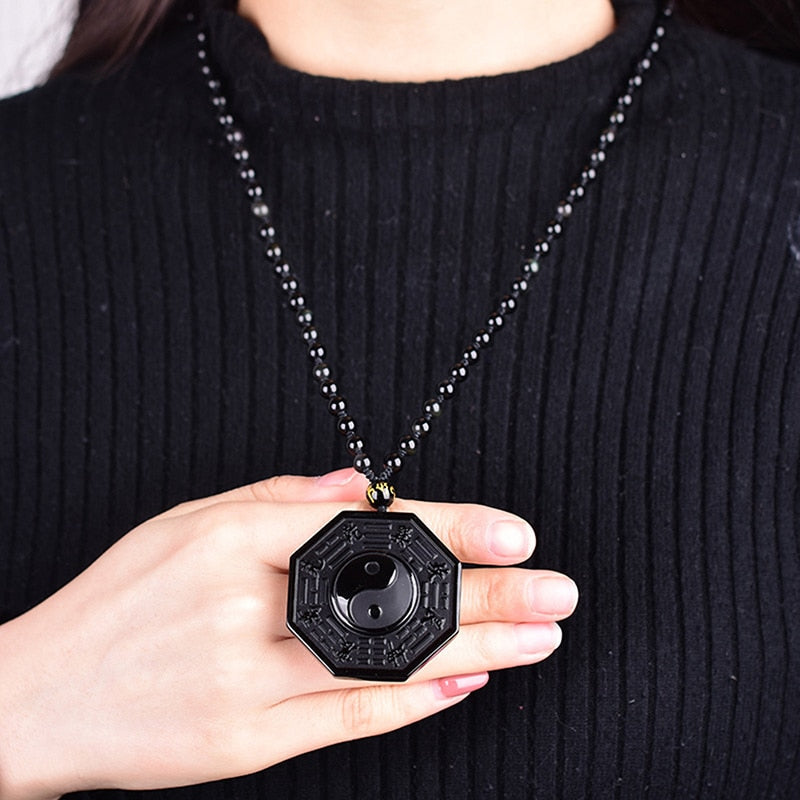 Detaljert nærbilde av obsidian yin yang anheng. Naturstein med blank overflate, balanserende effekt.