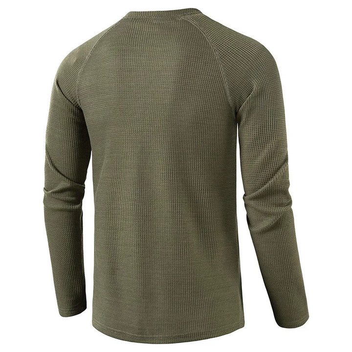Frontbilde av en herre slim fit Henley t-skjorte, langermet i vaffelbomull.