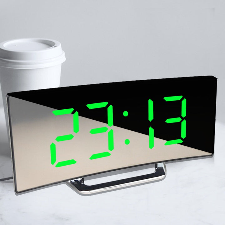 Stilig hvit digital vekkerklokke med rød LED-skjerm, speiloverflate og innebygd termometer.