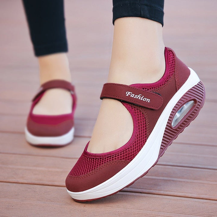 Komfortable sneakers til kvinner, pustende i moderne design.