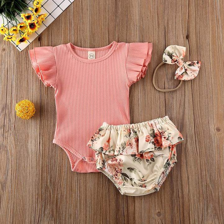 Blomstret volang shorts for baby jenter, del av et sommerlig antrekk. Myk og behagelig spedbarnsklær.