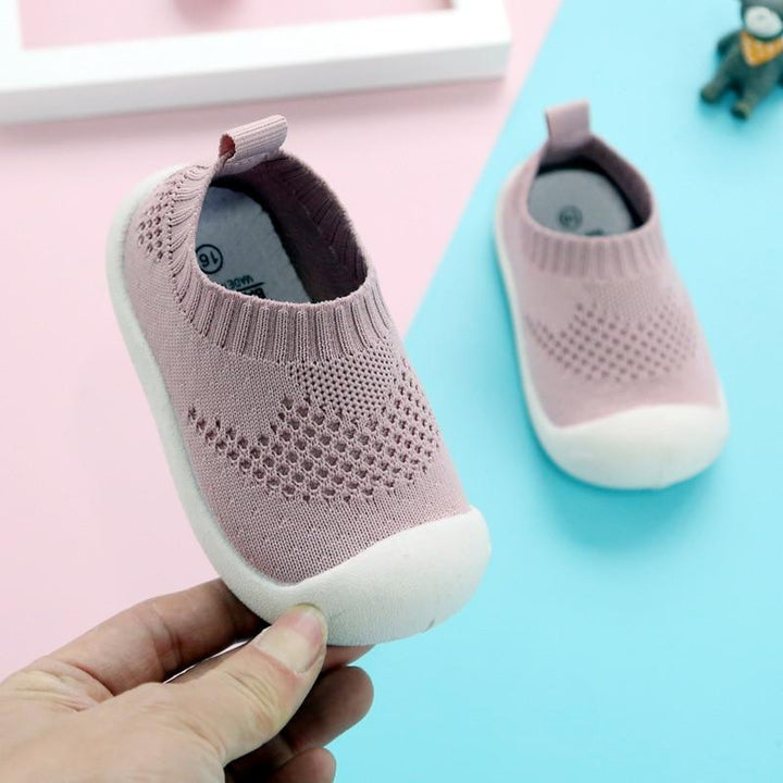 Babysko sklisikker og komfortabel, perfekt for lek og utforsking, med god ventilasjon.