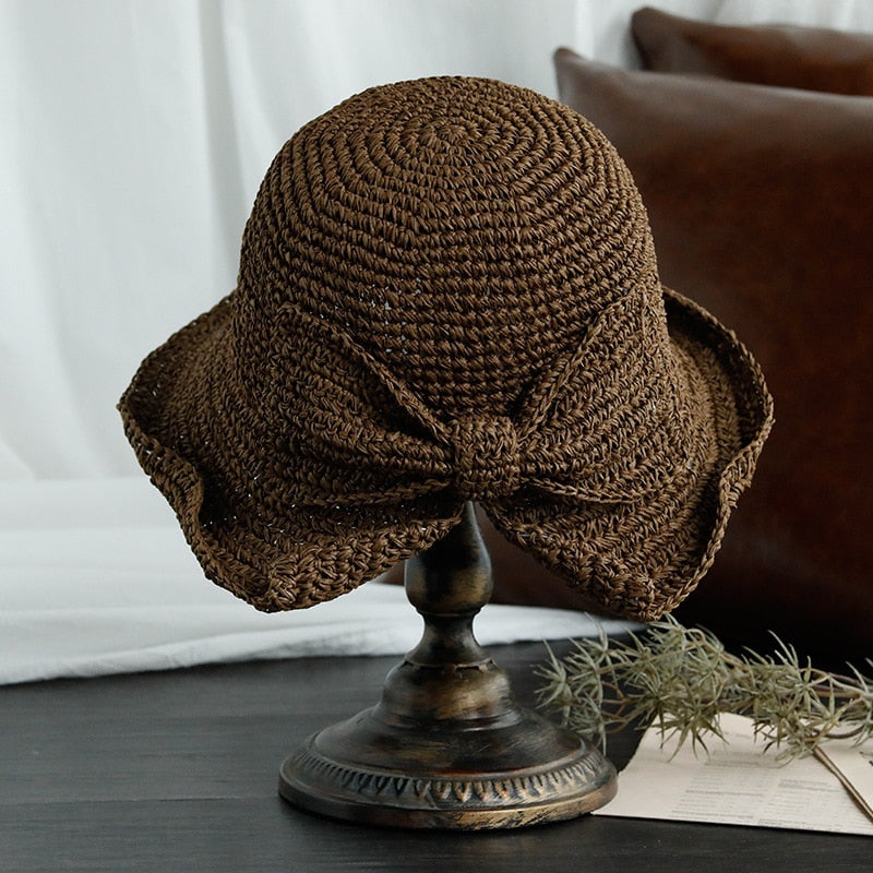Motebevisst damehatt med bred brem, ideell for strand og sommer. En chic stråhatt som beskytter mot solen.