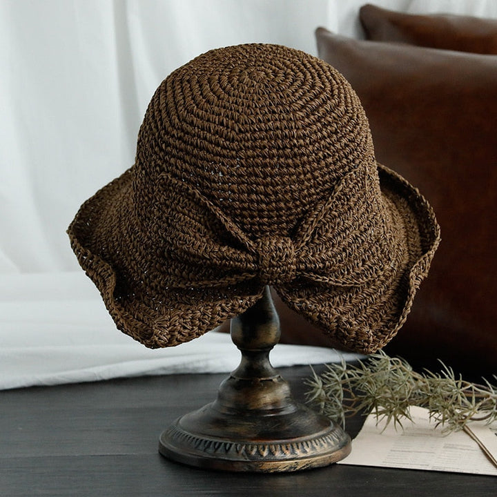 Motebevisst damehatt med bred brem, ideell for strand og sommer. En chic stråhatt som beskytter mot solen.