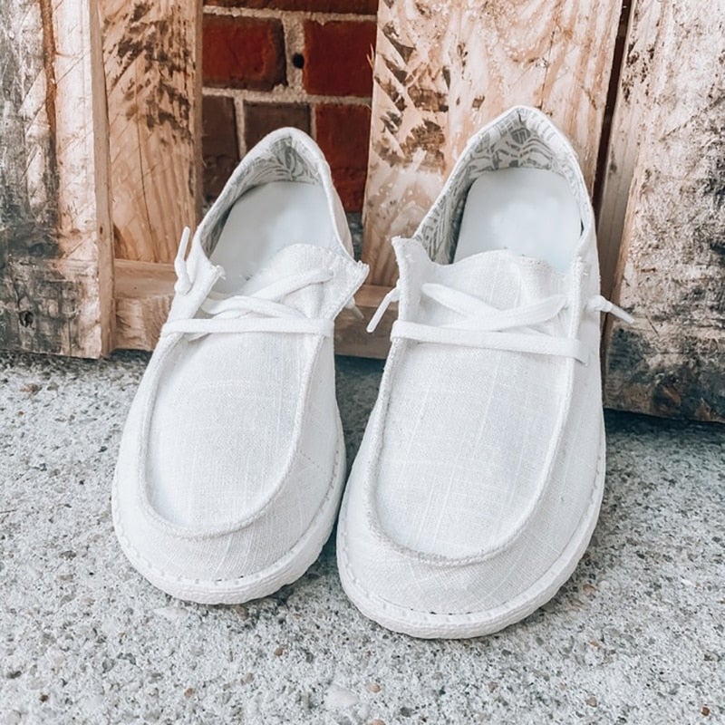 Moderne vårsko: Komfortable loafers for kvinner, med snørebånd som en fin detalj.