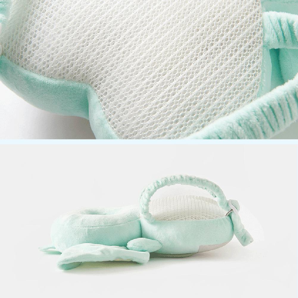 Hodebeskyttelse for baby ved fall, med myk polstring og søt dyrefigur på ryggen.