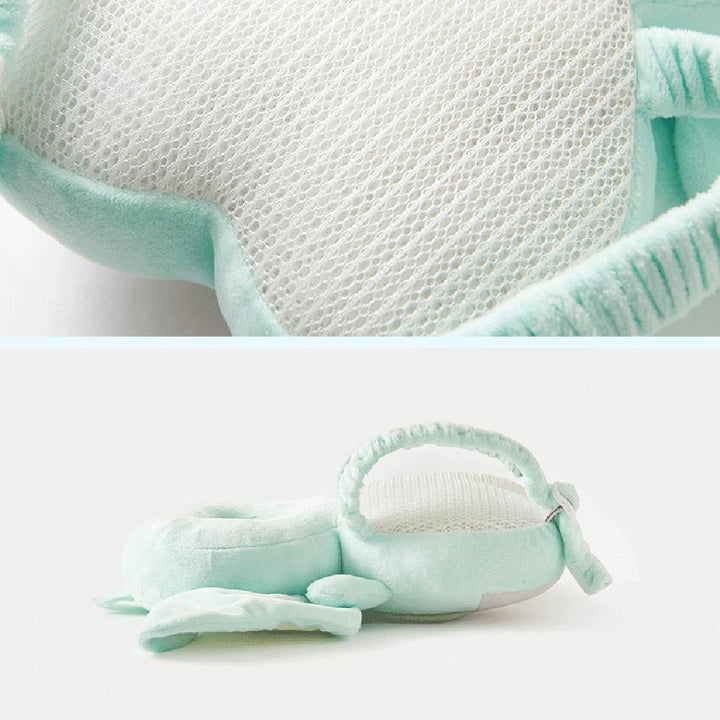Hodebeskyttelse for baby ved fall, med myk polstring og søt dyrefigur på ryggen.