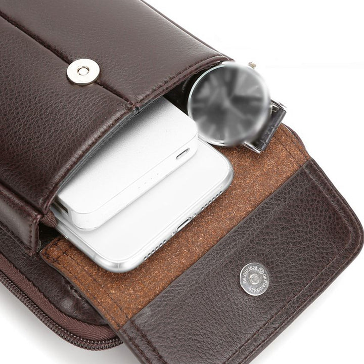 Detaljer av solid glidelås på svart lær crossbody-veske for menn. Fokus på kvalitet og funksjon.