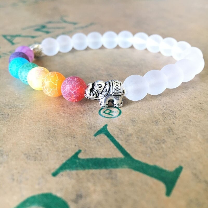 Fargerikt 7 Chakra energi armbånd for kvinner, med krystaller og elefant symbol for balanse.