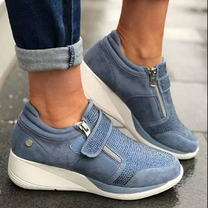 Enkle å ta på: Damesneakers med glidelås, komfortable og støttende for føttene.