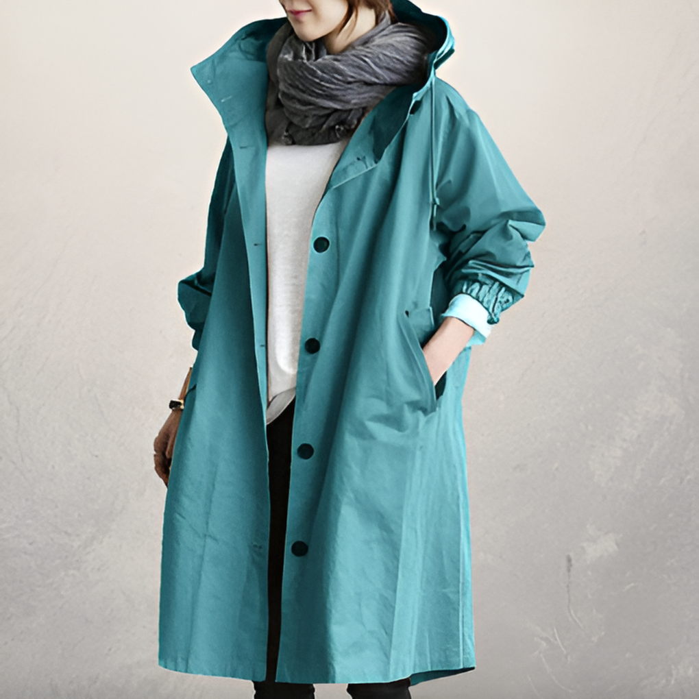 Motebevisst trenchcoat med hette, en elegant damekåpe som løfter ethvert antrekk.