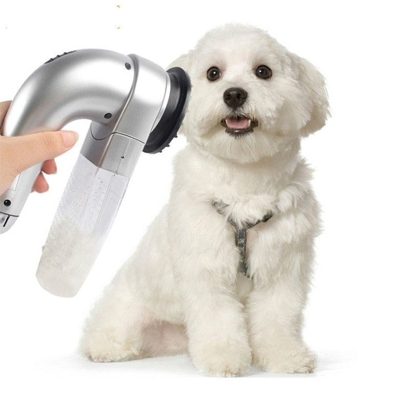 Håndholdt kjæledyrstøvsuger i bruk på en golden retriever, fjerner løs pels effektivt.