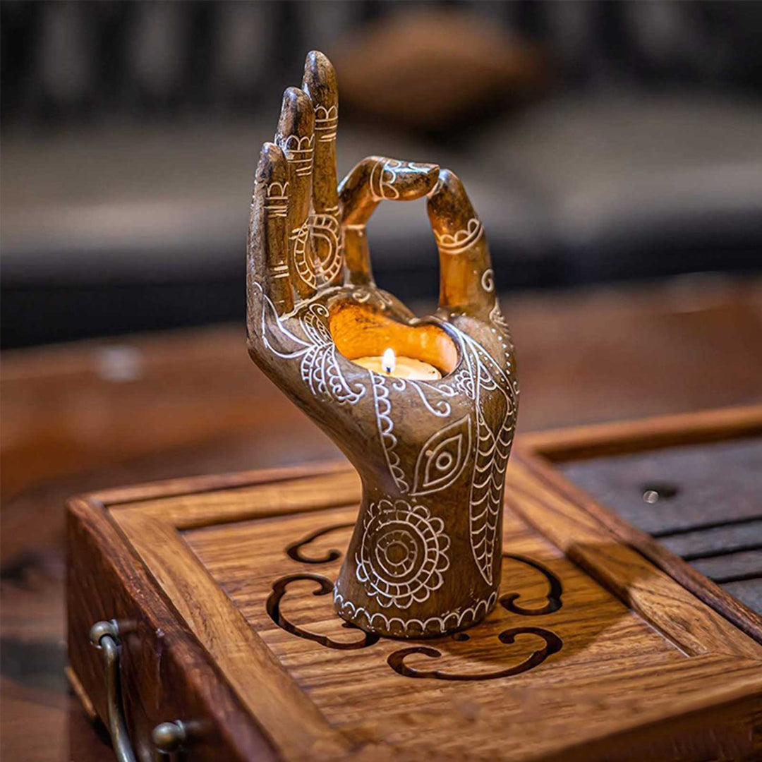 Elegant Buddha håndlysestake, perfekt for telys. Unik zen-dekor som fremmer meditasjon og ro i hjemmet.
