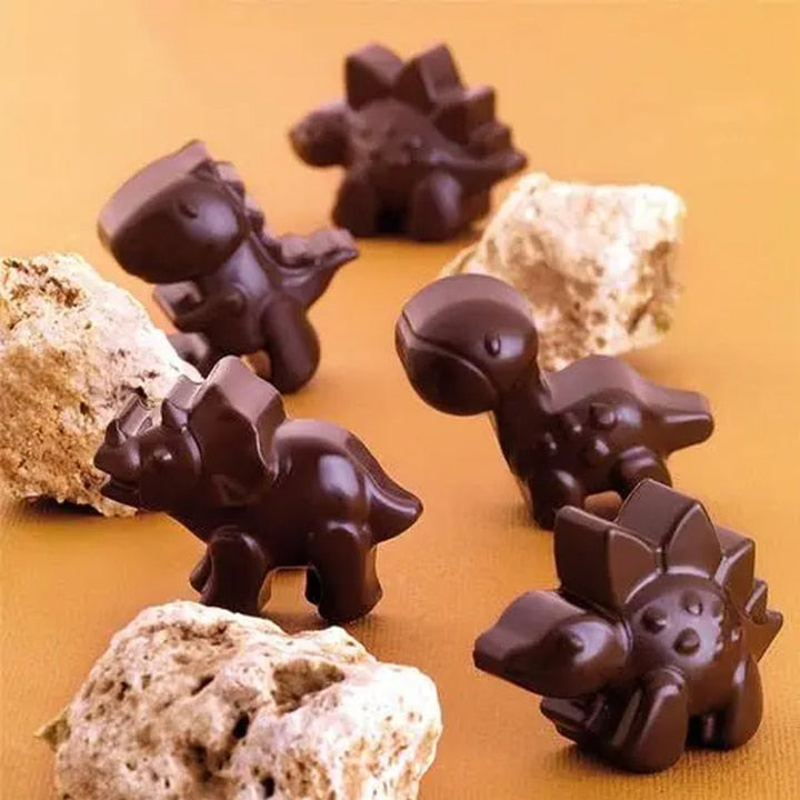 Detaljert lilla gummy-dinosaurform, ideell for morsomme og spiselige dinos til barnebursdager.