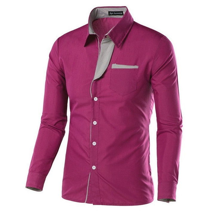 Mann iført elegant slim fit langermet herreskjorte, stående i et business-miljø.