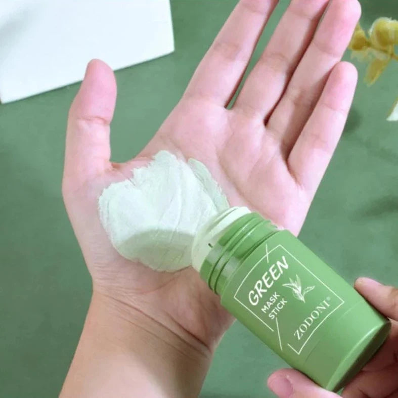 Nærbilde av grønn te ansiktsmaske stick med naturlige ingredienser. Gir dyprensing, klar hud og fuktighet.