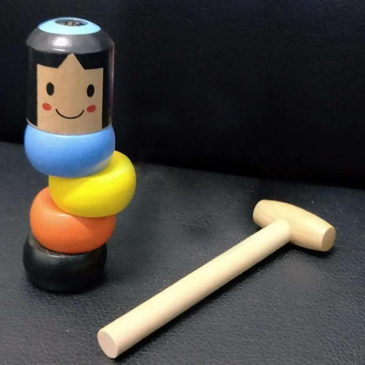 Fokus på den unike bevegelsen til Magisk Udødelig Daruma treleke. Kvalitets treleke som fascinerer barn.