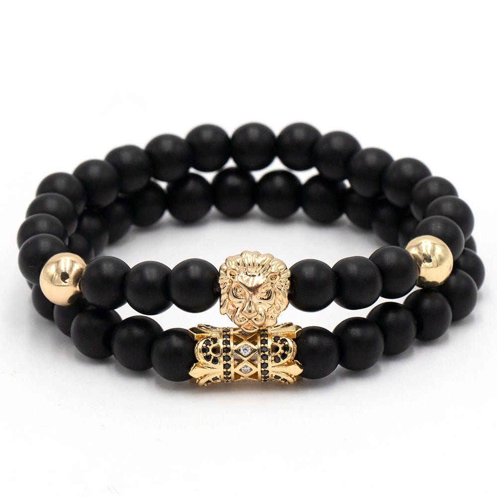 Unisex løvearmbånd med sorte perler og gullfarget løvehode. Symboliserer styrke og selvtillit.