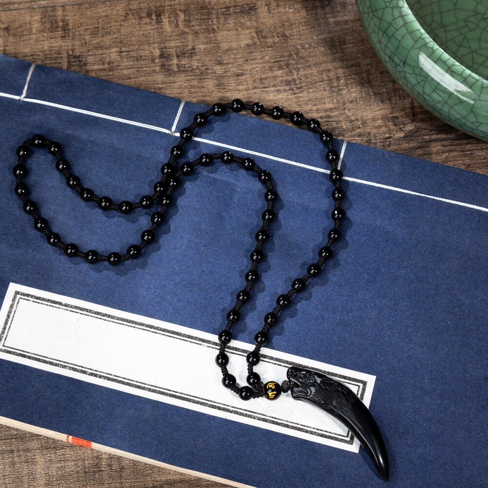 Obsidian stein halskjede med ulveanheng. Elegante smykker for kvinner som verdsetter styrke.