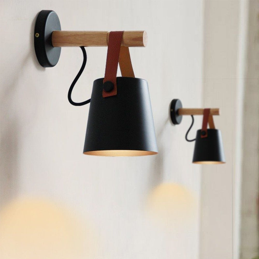 Moderne innendørs belysning: Vegglampe i tre montert på vegg i nordisk stil.