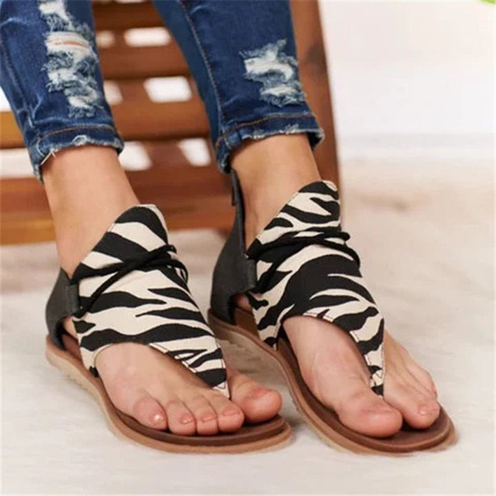 Trendy zebraprint retro damesandaler med glidelås. Komfortable sommersko, perfekte som strandsko.