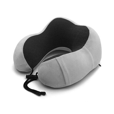 Detaljert bilde av myk memory foam nakkepute. Gir suveren komfort og støtte under reise.