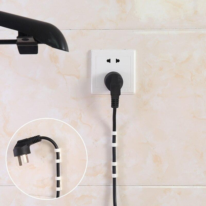 Detalj av selvklebende kabelklips, perfekt for å organisere PC-kabler og ladeledninger.