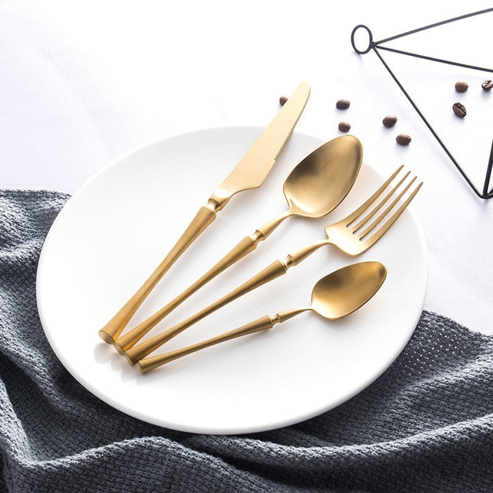 Designbestikk i gull, et elegant tillegg til kjøkkenutstyret for stilbevisste hjem.