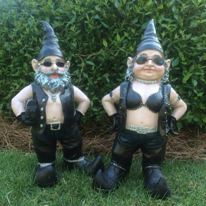 Tøff motorsykkel hagegnom for din hage. Mannlig eller kvinnelig nissefigur i solid resin.