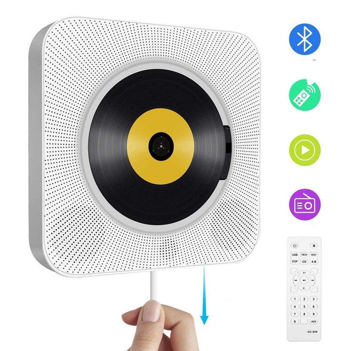 Moderne veggmontert bærbar CD-spiller med Bluetooth og fjernkontroll, hvit design.