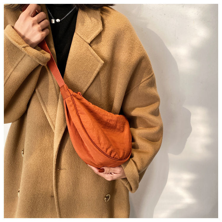 Minimalistisk dame crossbody veske. Allsidig og romslig skulderveske, perfekt som elegant hverdagsveske eller reiseveske.