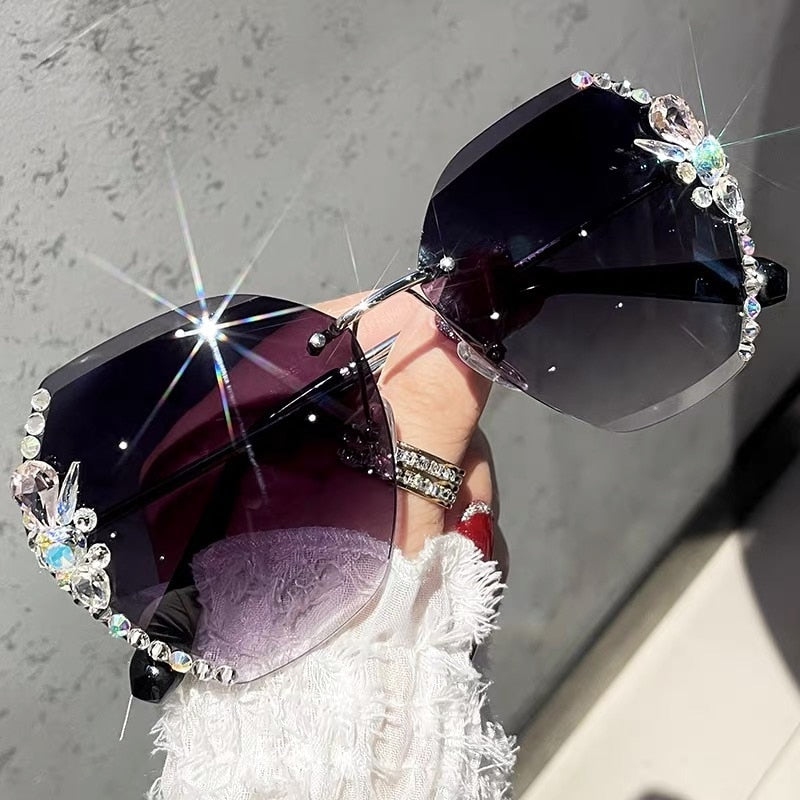 Glamorøse og trendy solbriller for kvinner med skinnende strass, gir en luksuriøs look.