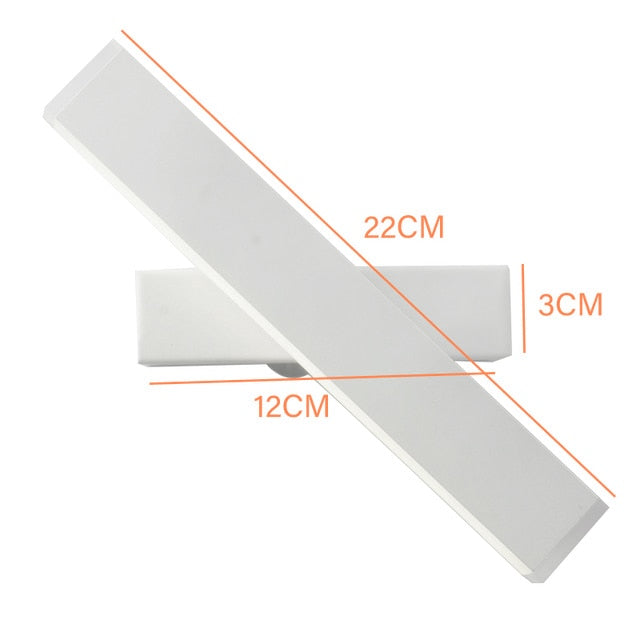 Moderne vegglampe med 360 graders rotasjon og LED-lys, perfekt for fleksibel belysning.
