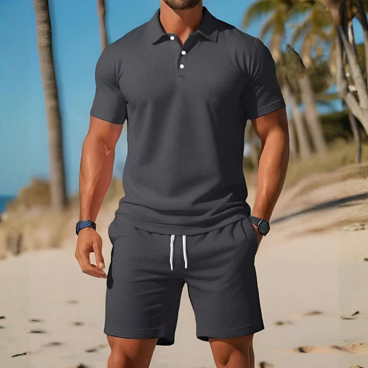 Avslappet menns mote: todelt strandsett med kortermet topp og shorts, perfekt for varme dager.