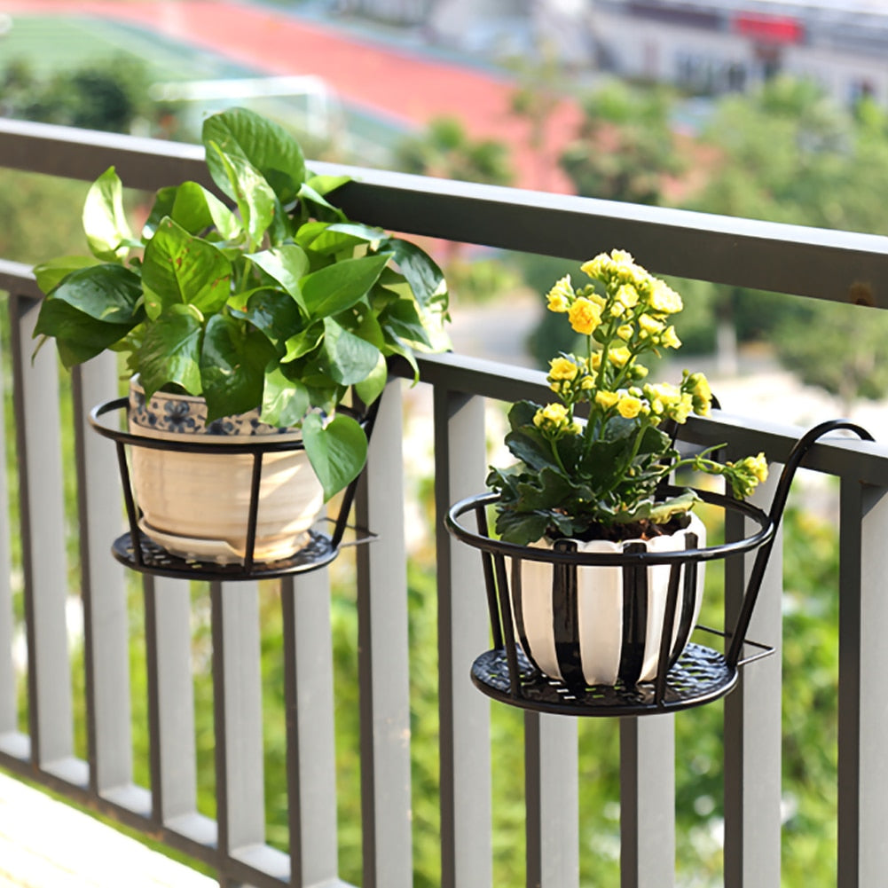 Dekorativt hvitt blomsterstativ for uteplass. Hengende potteholder for balkongplanter.