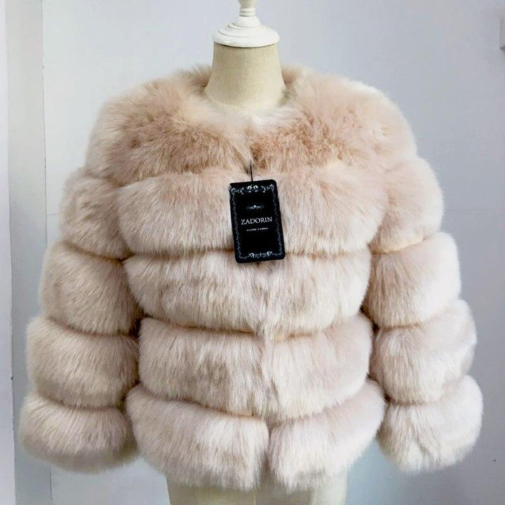Behagelig og varm fuskepelskåpe for dame. Ideell for en elegant og fluffy vinterstil.