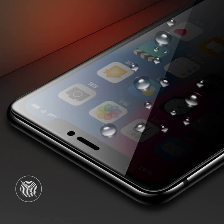 iPhone skjermbeskytter i herdet glass demonstrerer ripebestandighet og personvern.