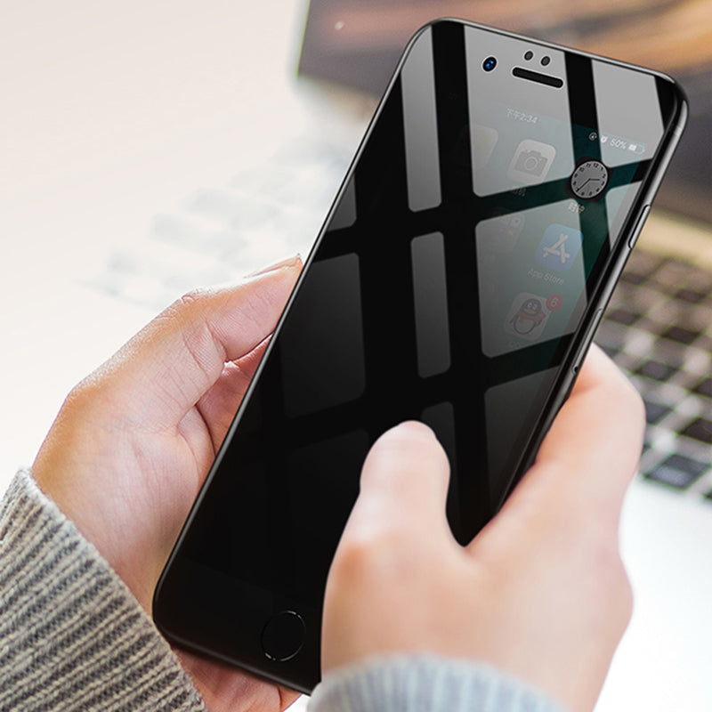 iPhone med antispion skjermbeskytter i herdet glass for optimal mobilbeskyttelse.