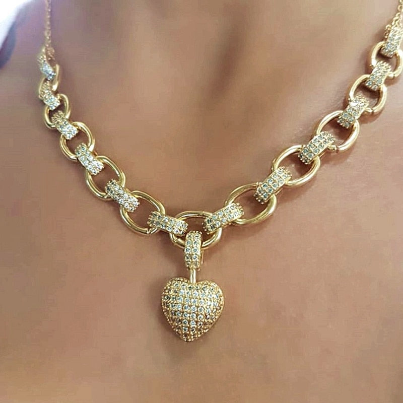 Dame gullbelagt hjerte zirkonia halskjede. Elegant damesmykke med glitrende steiner.
