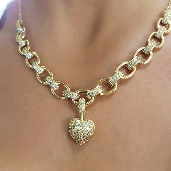 Dame gullbelagt hjerte zirkonia halskjede. Elegant damesmykke med glitrende steiner.