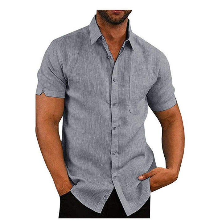 Detaljbilde av stofftekstur på komfortabel menns poloskjorte, ideell for casual sommerklær.