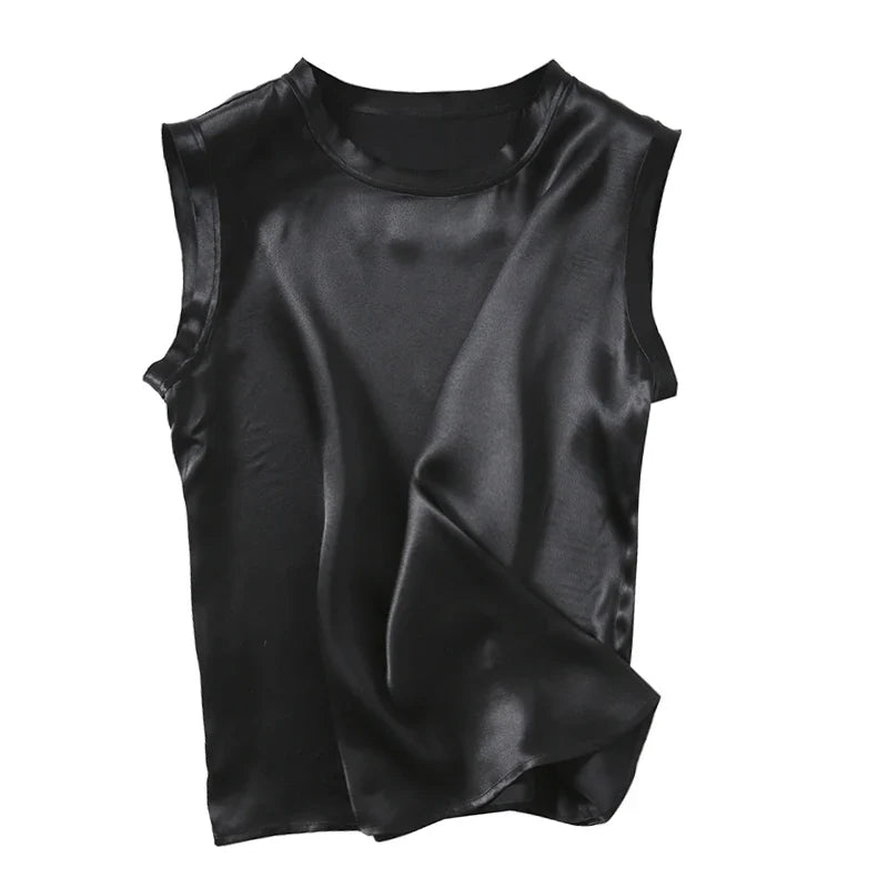 Elegant silke topp for damer, med satinfinish. Ideell som luksuriøs basic topp for kvinne mote.