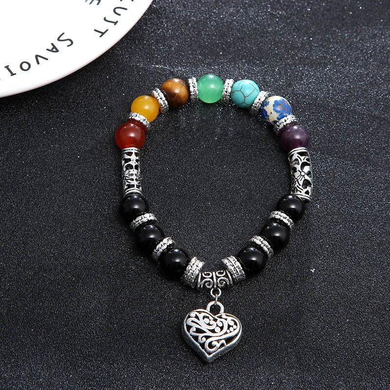 Detaljert bilde av chakra steinarmbånd; glinsende edelstener og krystaller.