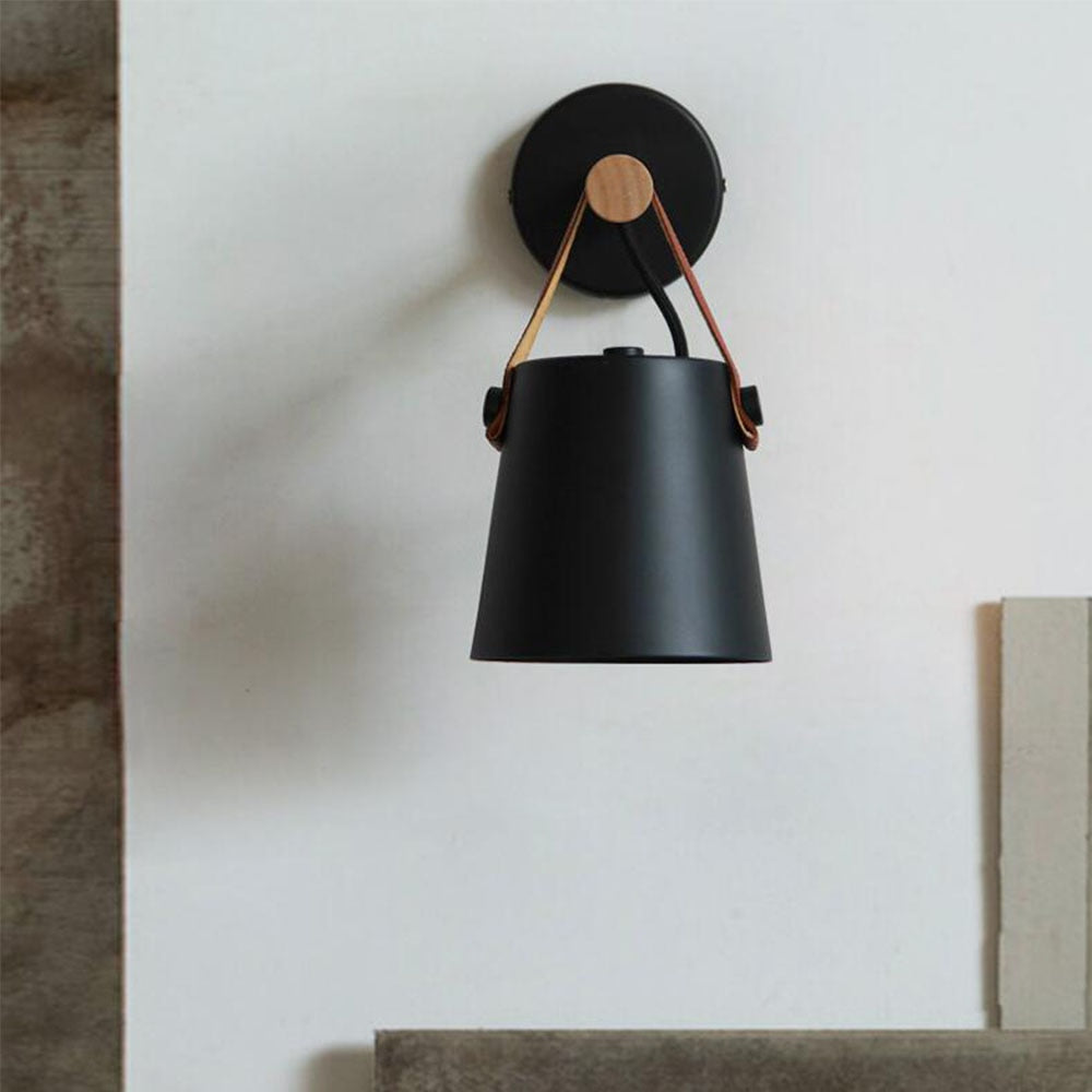 Dimbar nordisk vegglampe i tre, moderne og funksjonell for stilfull innendørs belysning i hjemmet.
