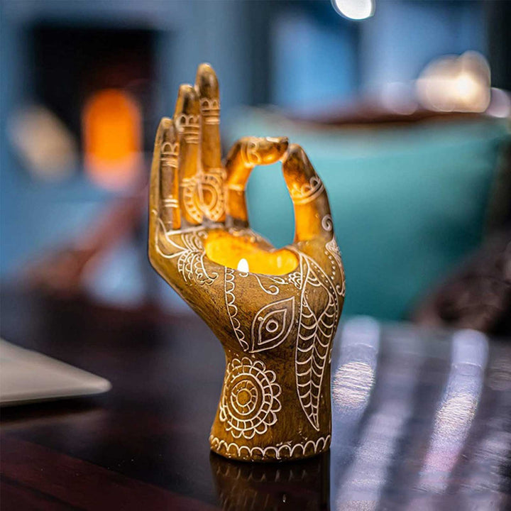 Stilfull Buddha håndfigur lysestake. Meditasjonsinspirert innredning for et rolig og harmonisk hjemmemiljø.