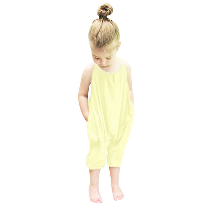 Trendy ensfarget halter jumpsuit for jenter. Behagelig barneklær, ideell for sommerdager og utendørs lek.