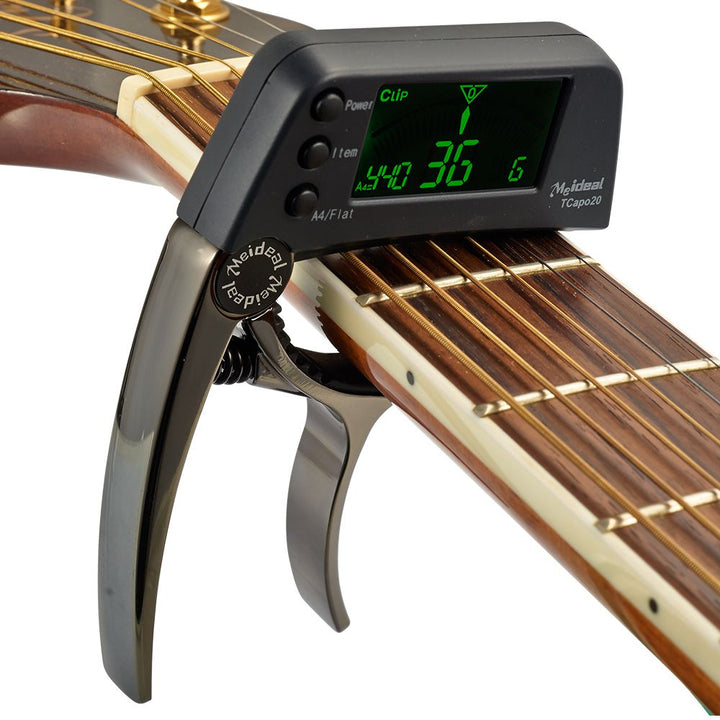 Universell gitar capo med digital tuner for nøyaktig stemming av gitar, bass og ukulele for musikere.